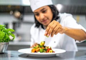 cheffe cuisinière, article de l'ednh qui a pour sujet Les formations en nutrition pour les chefs cuisiniers : comment allier gastronomie et santé ?