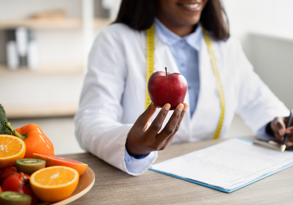 docteur avec une pomme, article sur le site de l'ednh qui a pour sujet Les stages et expériences pratiques en nutrition : leur importance dans la formation